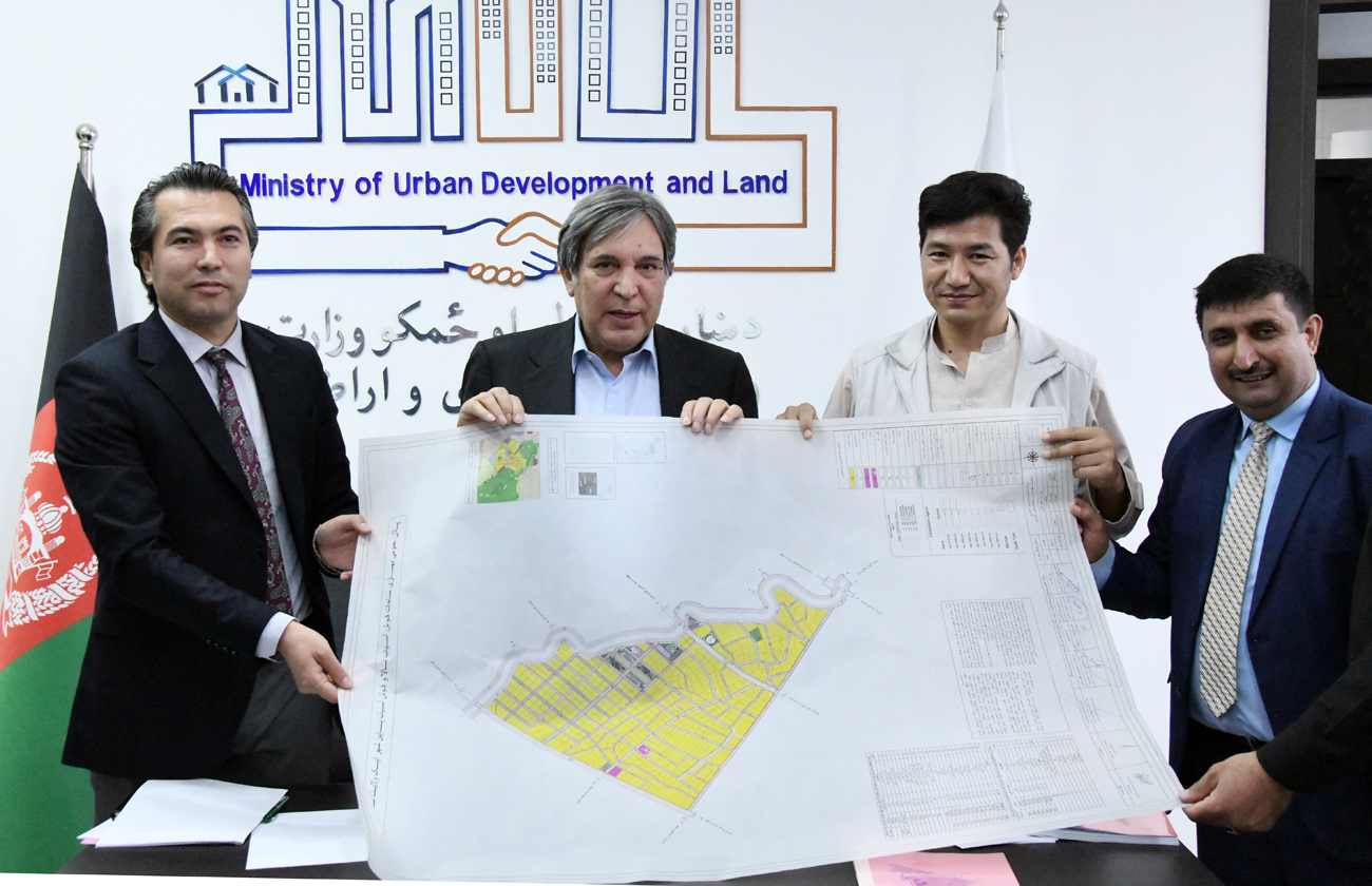 محترم محمود کرزی سرپرست وزارت شهرسازی و اراضی پنج پلان بهسازی را منظور کرد 