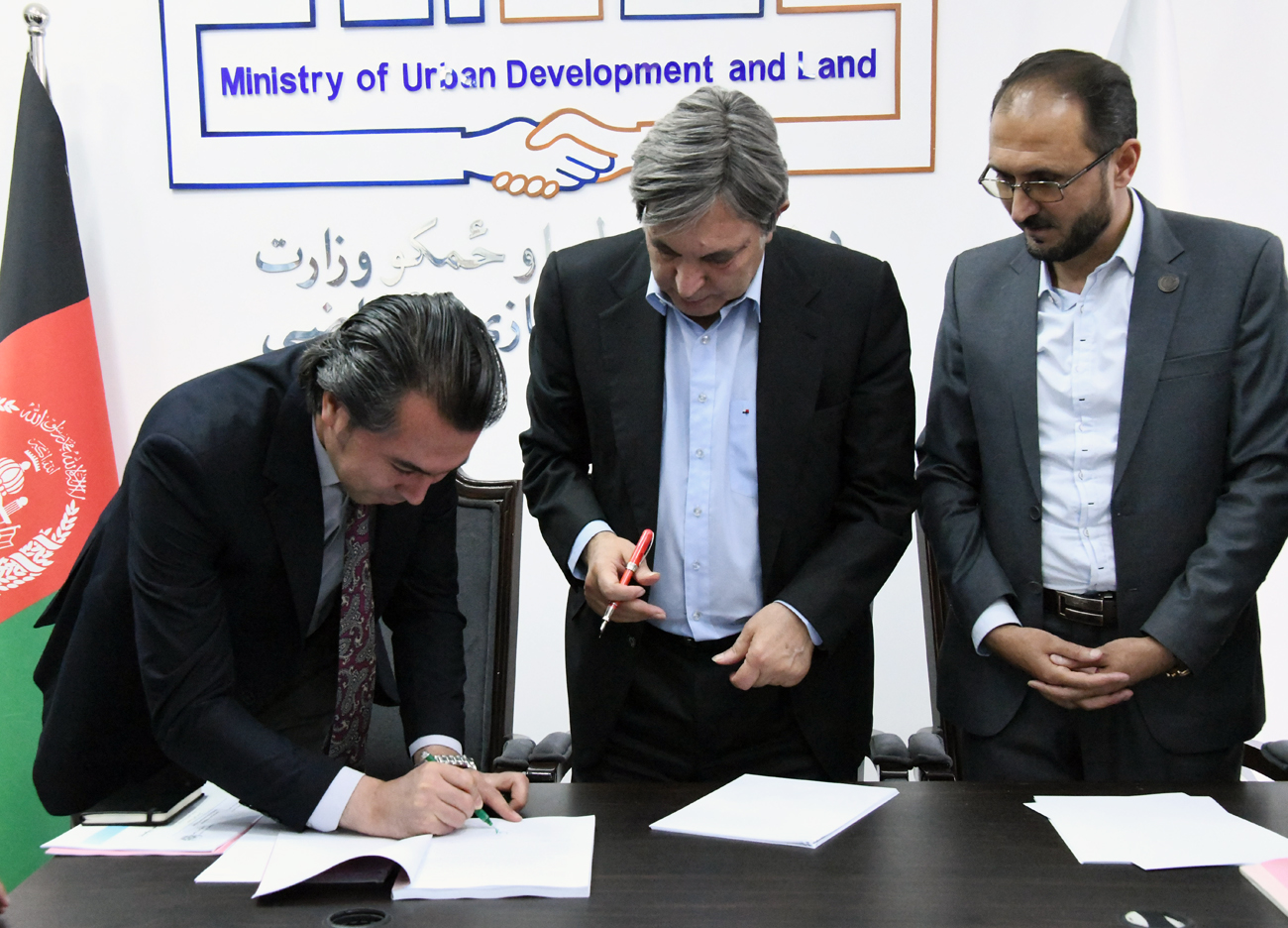محترم محمود کرزی سرپرست وزارت شهرسازی و اراضی پنج پلان بهسازی را منظور کرد 